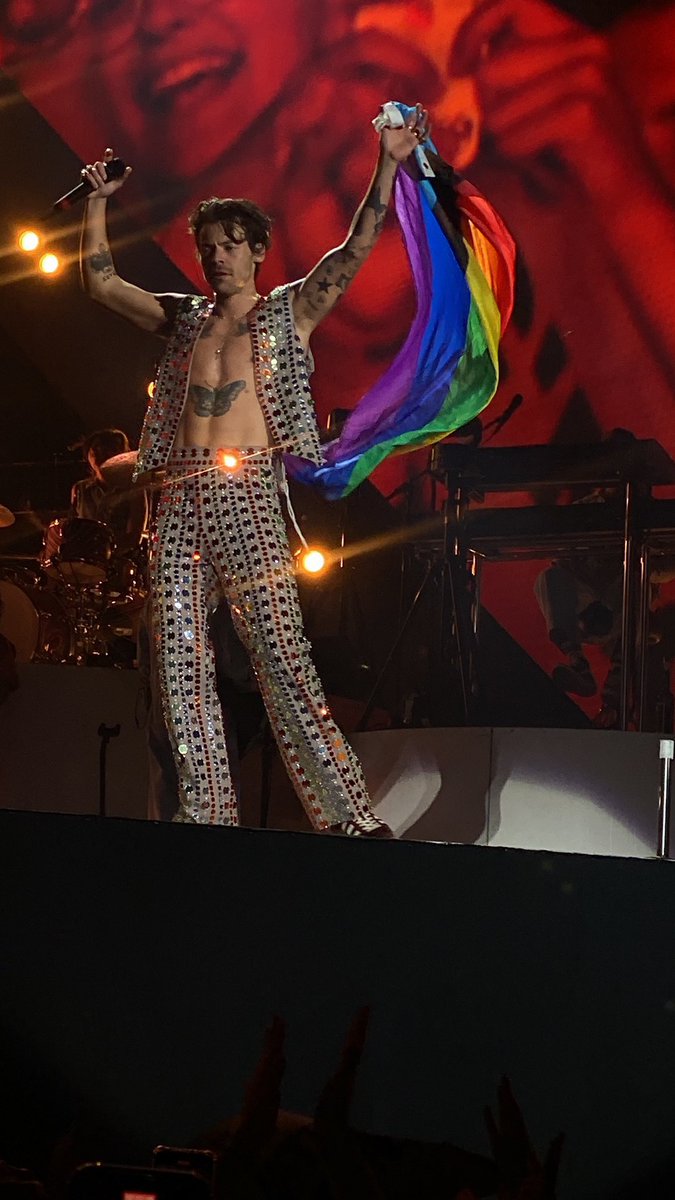 tdefenseless28's tweet photo. had Wet Leg join him on stage & sang Wet Dream AND Daylight with them; after singing Daylight w/Wet Leg, Harry in the Yellow bird costume was put on the screen behind him; “We’ve had such a wonderful weekend here in Lisbon, thank you so much for having us, thank you for being here tonight, obrigado, obrigado, obrigado!”; helped a fan come out by raising a flag;