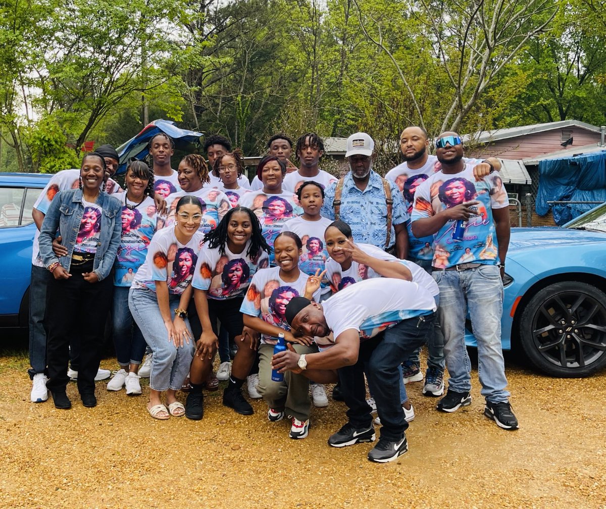 saveyonderay's tweet photo. Family! https://t.co/swnLTMyWmU