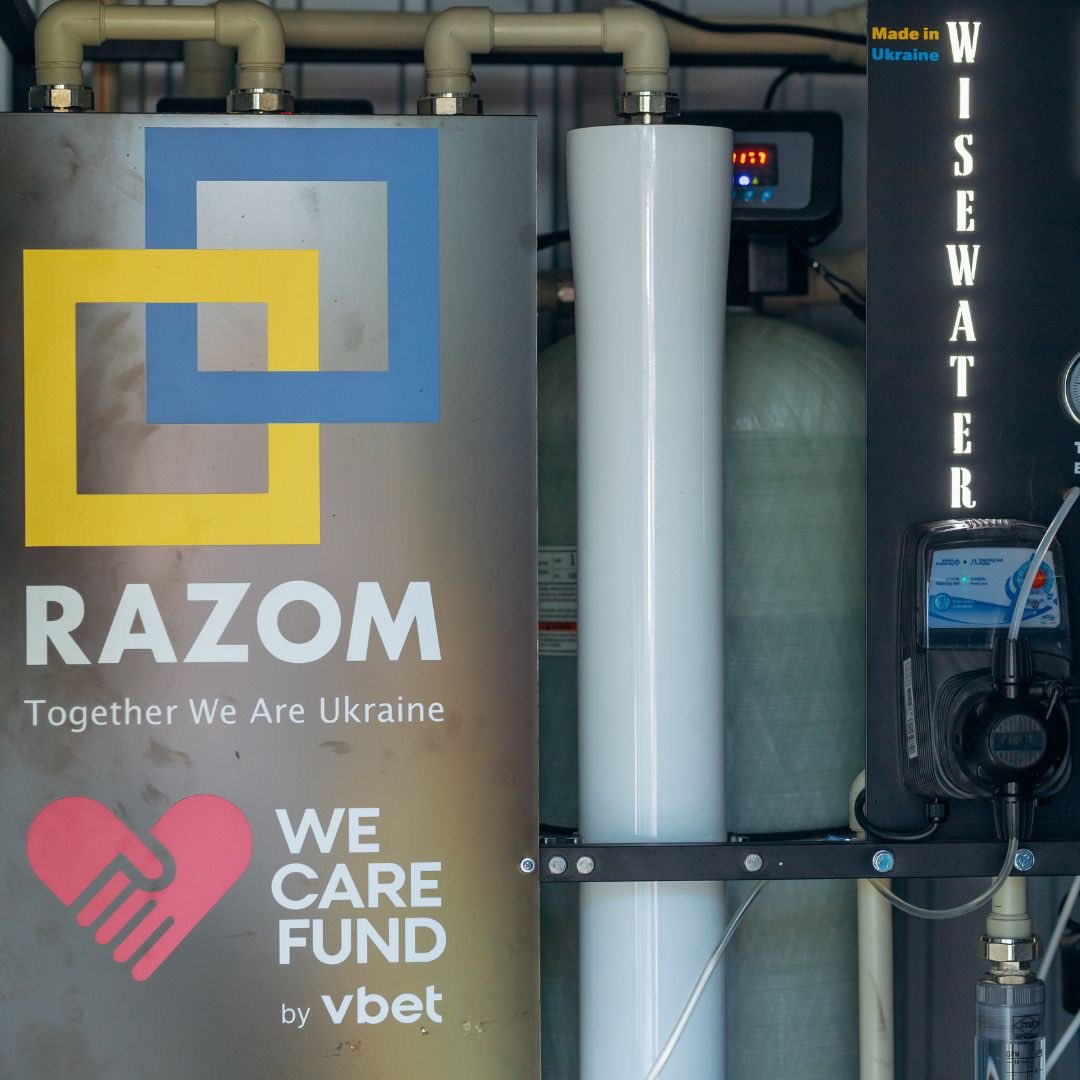 💧We are continuing to help Ukrainians affected by the destruction of the Nova Kakhovka Dam. These filtration stations, purchased by Razom with the support of the We Care Fund of VBET Ukraine, will become a reliable water source!
 
🙏🏻 Help us install more: razomforukraine.org/donate