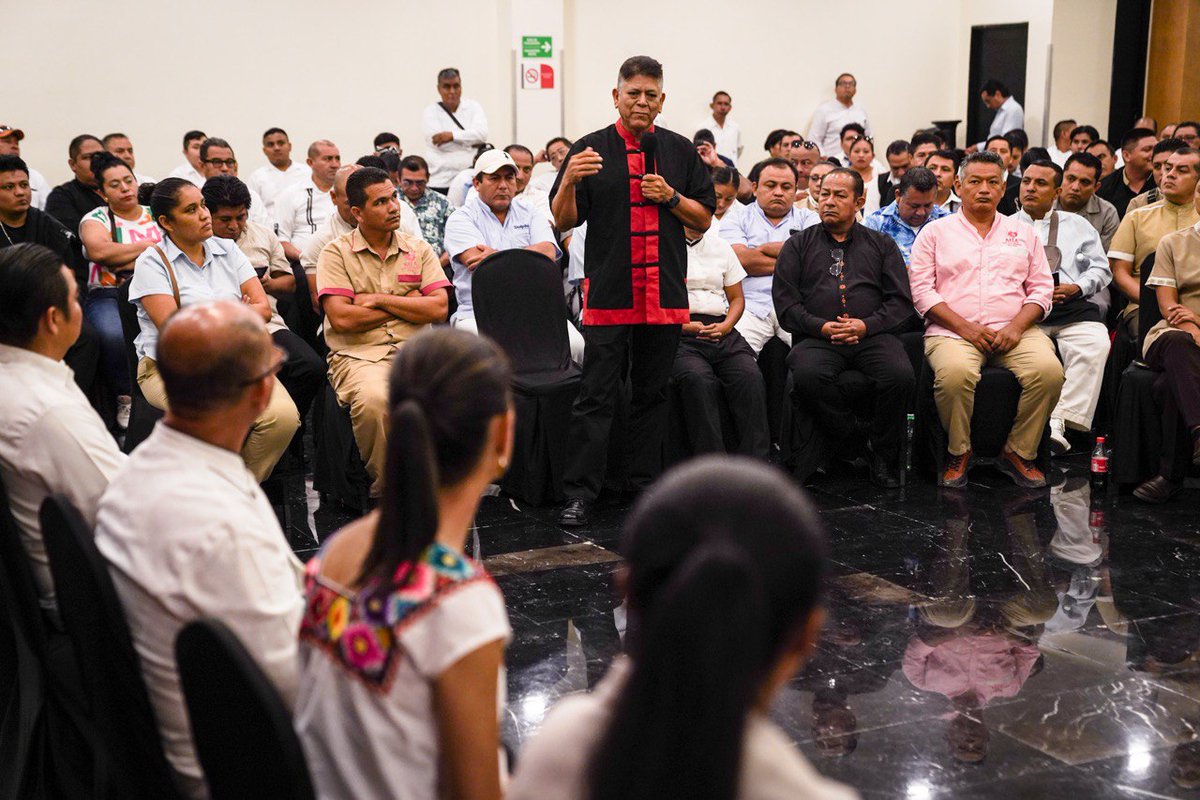 Quien hace funcionar un país es su pueblo, por eso nuestra primera reunión en Cancún fue con trabajadoras y trabajadores del sector turístico. 

Escuchamos, atendemos y tomamos nota en la reunión. Estamos recogiendo los sentimientos de la nación.