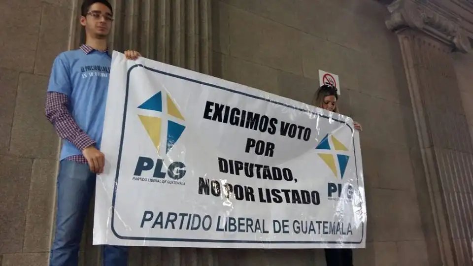 Factor4_GT's tweet photo. 1/3 #Factor4TeExplica | En 2017 Ricardo Méndez Ruiz anunció su candidatura a la presidencia de la república por el  Partido Liberal Guatemalteco (PLG). Los miembros del partido acosaron e intimidaron a funcionarios del @TSEGuatemala para forzar su inscripción. https://t.co/nbsvdxfYNV