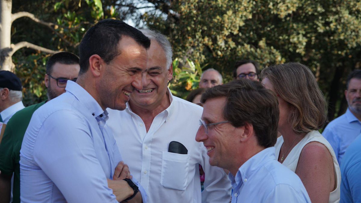 Vicente_Mompo_'s tweet photo. Gracias @AlmeidaPP_ por visitar una vez más Valencia. Una província abierta y acogedora donde conviven personas de múltiples nacionalidades. Junto a los #nuevosvalencianos vamos a hacer que esta terreta sea el mejor lugar del mundo para tod@s 😊 https://t.co/LTBVMy9evi