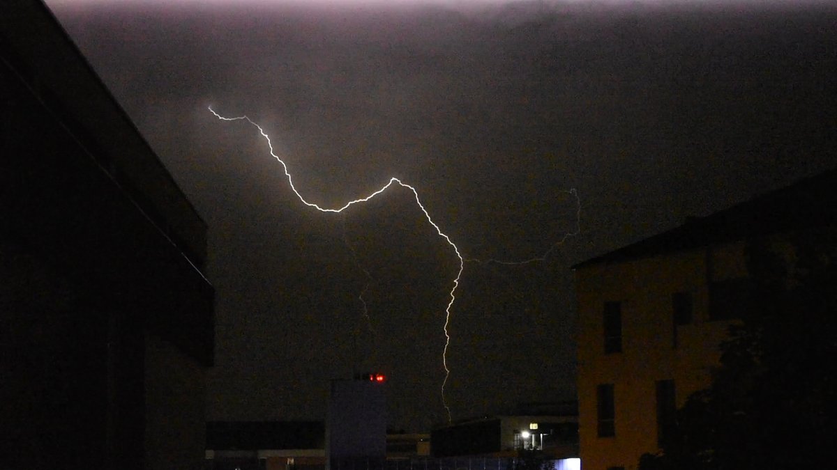 CecileGuimier's tweet photo. 2/2 trois images de détails parce que ça va vite !
#Lightning #photography #Toulouse https://t.co/eEGsQ8MYtU