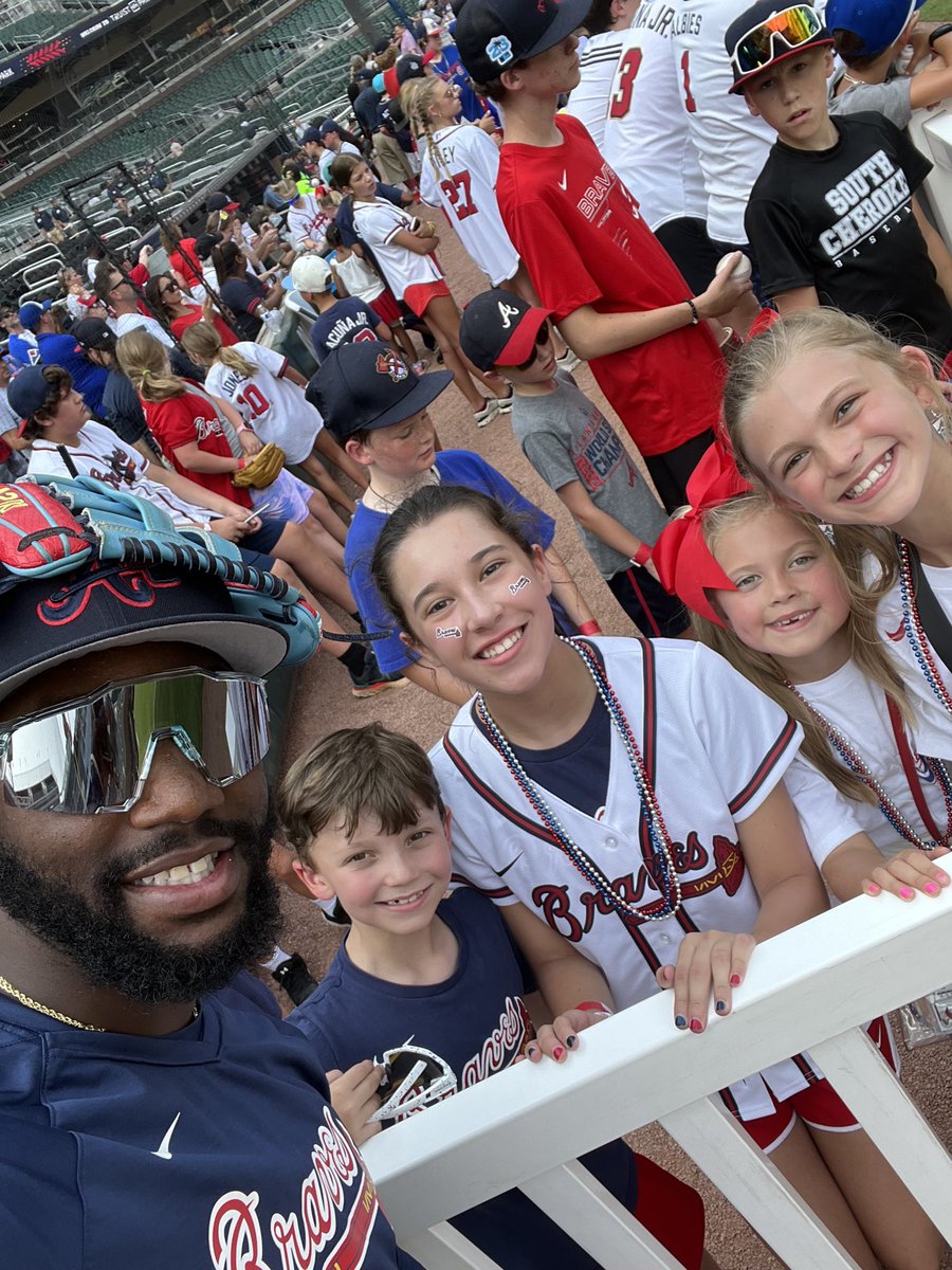 KylePayne83's tweet photo. A @MoneyyyMikeee selfie with Ella, Mac, Luke &amp; Emmie Drew! What a great way to start their cousins night at the ballpark. I think the signs won him over!
@Braves @TruistPark @BravesOnBally https://t.co/fT2sALeNUk
