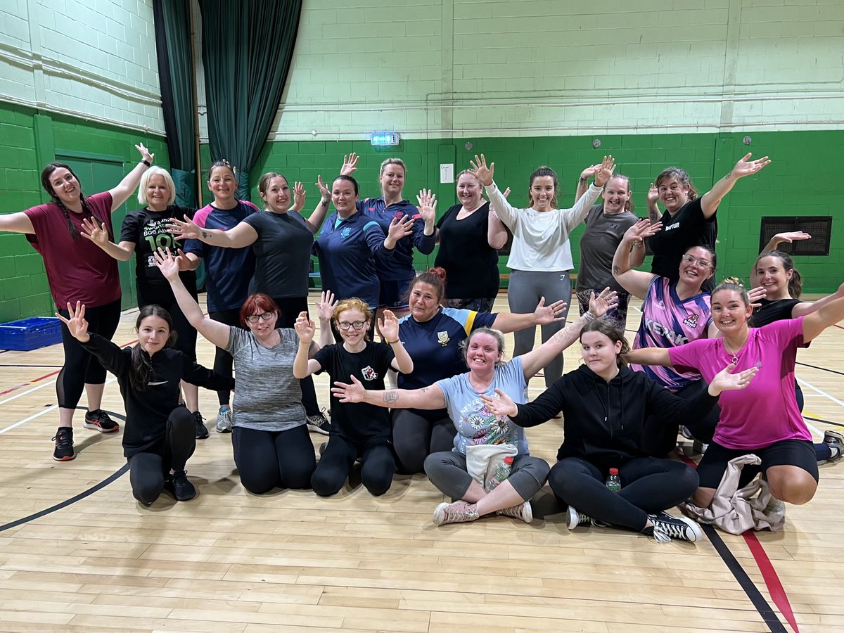Such a great group of women coming together this evening for the first time to test out their cricket skills ⁦<a href="/FardreCC/">Llantwit Fardre Cricket Club</a>⁩ . Thanks to Neil for organising the session 😂👏🏻👏🏻🎉🎉#WeAreWelshCricket ⁦<a href="/CricketWales/">Criced Cymru / Cricket Wales 🏏🏴󠁧󠁢󠁷󠁬󠁳󠁿</a>⁩ ⁦<a href="/ACMSEwales/">Mark White</a>⁩