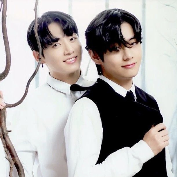 kvtaess's tweet photo. —Ramito de violetas!¡ #kookvau 

Donde th no entendía por qué Jk comenzaba hacer tan frió y distante con él 

O donde su corazón no podía dejar de latir cada que recibía cartas de un extraño, cartas llenas de poesía https://t.co/agxeA9LTS2
