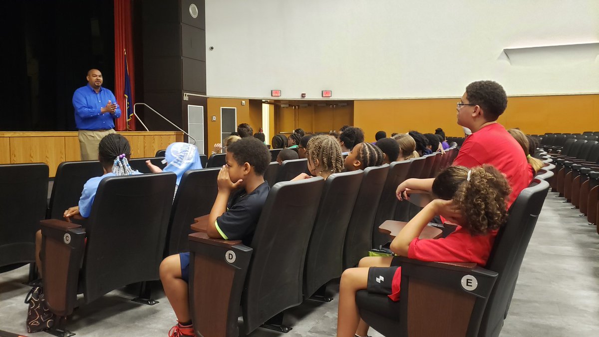 RepJFleming's tweet photo. Today I traveled to Susquehanna Township Middle School where Harlem Globetrotter @chrishandles teamed up with @AmCaritas for #HealthyHoops. Campers spent the day playing basketball and learning why leading a healthy lifestyle is a slam dunk! https://t.co/9mjpxnl5Uo