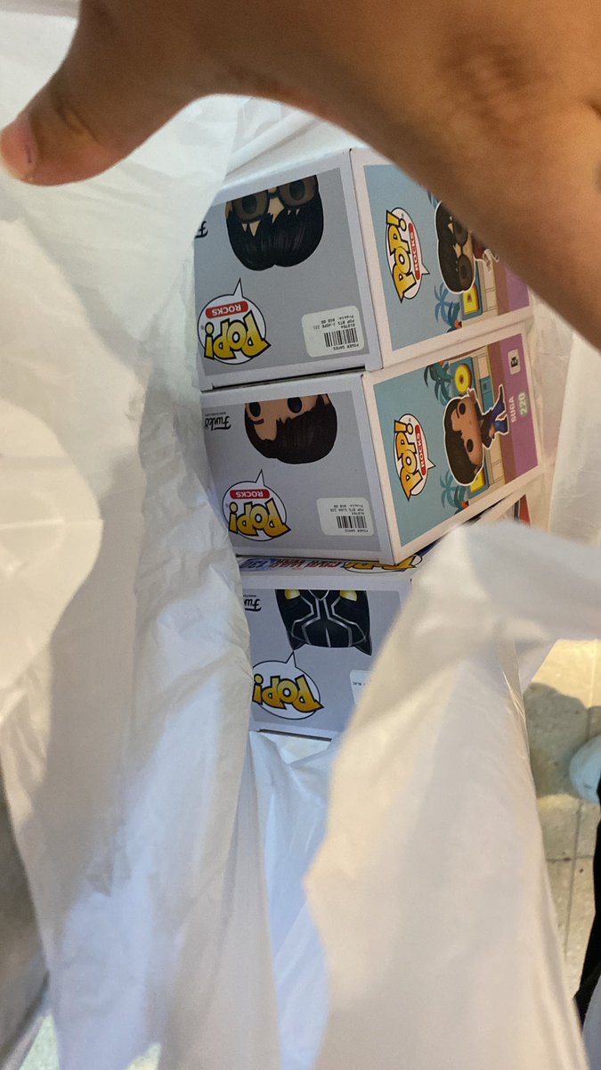 bydogeon's tweet photo. CONSEGUÍ FUNKOS DE HOBI, YOONGI Y T'CHALLA 😭😭😭 https://t.co/bFApwJT3jj