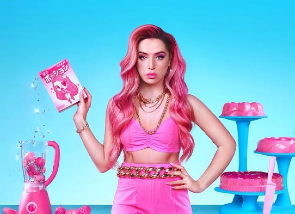 Ahora que se va a estrenar la película 'Barbie', dejo por aquí algunos ejemplos  de la pedazo de estética basada en esta muñeca que utilizó <a href="/lolaindigomusic/">lola indigo | info oficial</a> en su disco 'La Niña'. En mi opinión: arte.

#BarbieMovie #Spain #music #LolaIndigo #LaNiña #pop