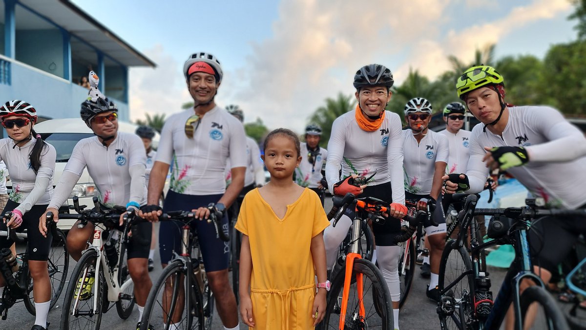 ProgramROSE's tweet photo. Sending off #SepedaAmalBorneo cyclists at Rh Dana, Saratok this morning - towards a cervical cancer free future for our girls.
#SAB2023
#ProgramROSE
#cervicalcancerelimination
@ProfAdeeba @YinLWoo https://t.co/alOkY8s9Ev