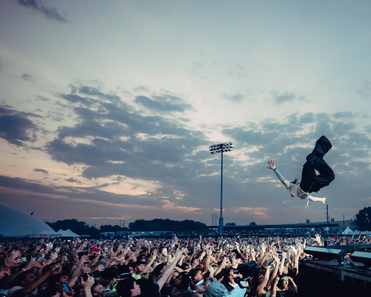 In my opinion, a phenomenal music photograph is one that conveys a compelling story in less than a second. It possesses the power to evoke emotions within me, even before I am aware of the artist's identity. 

This, is that.

📷 <a href="/frankievergara_/">frankie</a>