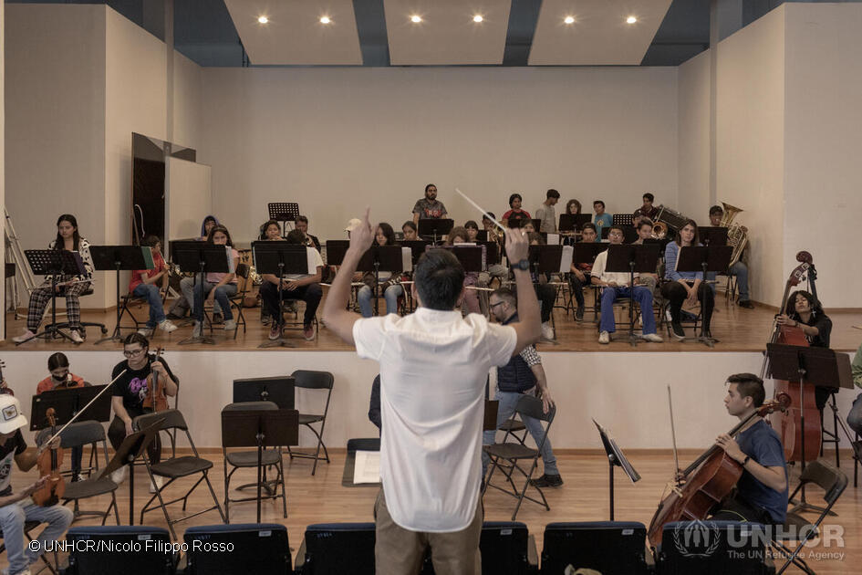 AcnurMexico's tweet photo. La música nos une.🎶🎻🪕🎷🎸🎹🎙️ 🥁💙

En esta orquesta juvenil , niños locales y jóvenes refugiados aprenden instrumentos, tocan música y forman nuevas amistades. https://t.co/E6KBfUbHRM https://t.co/3XlQJKXcjd