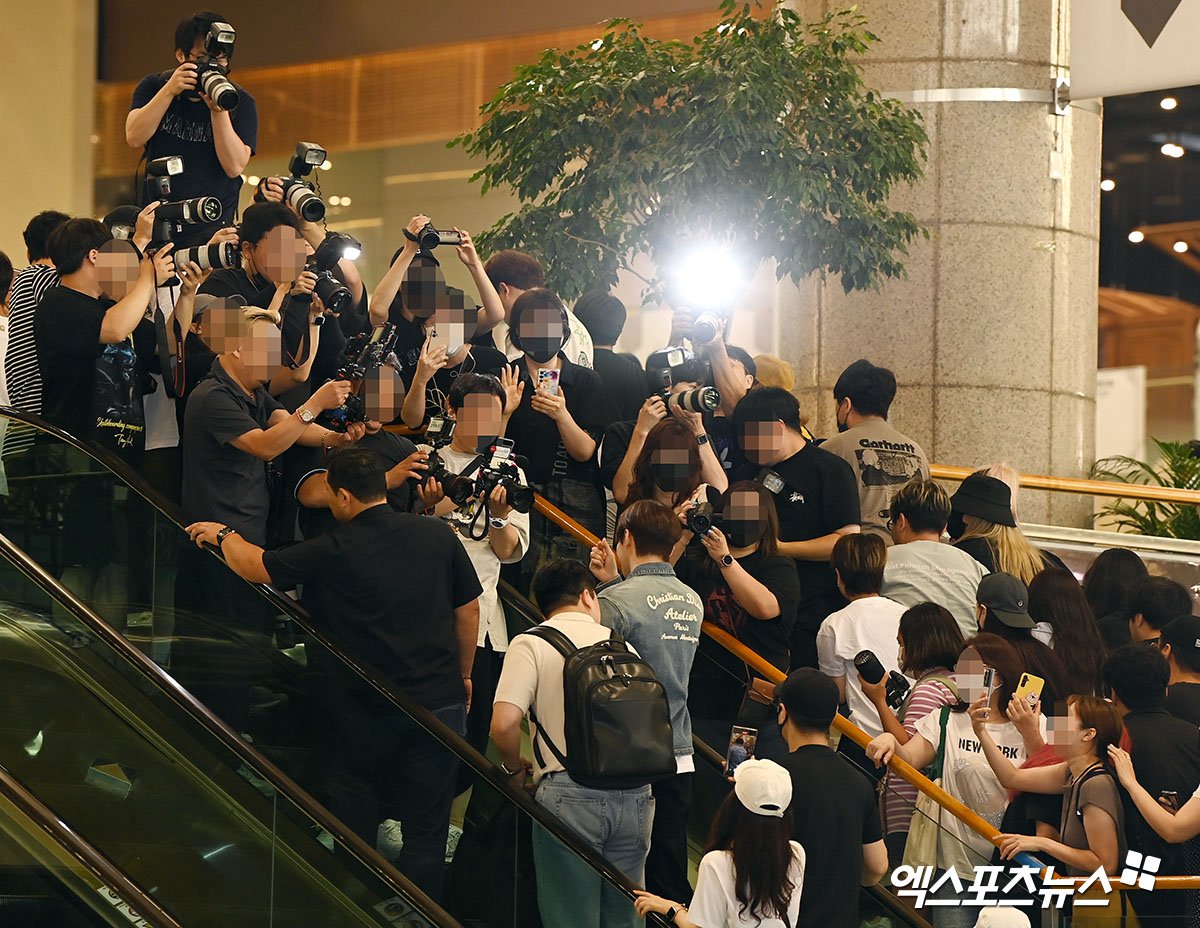 yokotan1106's tweet photo. すごい…

이준호 출국, 공항 마비시키는 엄청난 인기[엑's HD포토] (출처 : 엑스포츠뉴스 | 네이버 TV연예) https://t.co/ITfMBs3jxI

 #2PM #이준호 #준호 #LEEJUNHO #JUNHO #ジュノ https://t.co/djip8Tx93D