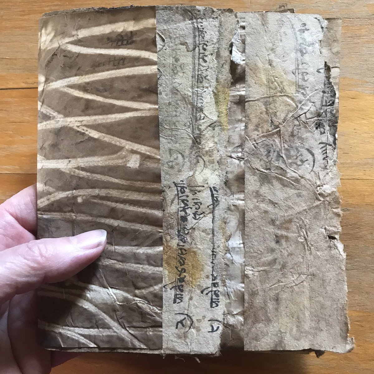 gonerustic's tweet photo. Eco printed books in progress featuring eucalyptus leaves and copper pipe or rusty cans, on a mixture of khadi and vintage Japanese ledger papers.
https://t.co/VH9SKxO0Bk
#book #bookbinding #tornedges #paperartist #eco #print #botanical #eucalyptus #onion #dye #vintage #japanese https://t.co/D9M6r9YTxT