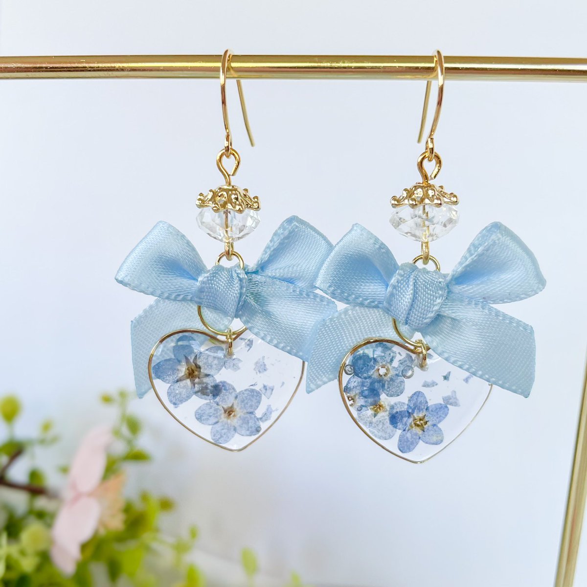 . °˖✧🦋 GIVEAWAY!! 🦋✧˖° . 

I made an extra pair of these forget-me-not earrings so i’ll do a quick little giveaway! :) I’m probably not putting these back on my shop any time soon so maybe last chance to get them~

rules: rt &amp; like this + follow me — ends next week 🩵