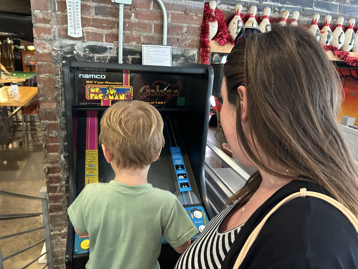 CoachGiancola's tweet photo. For the first time it was a whole family affair on our Ruby's Tuesday ARCADEVENTURE 👨‍👩‍👦🕹 @RubysArcade #FamilyG #arcadetuesday https://t.co/8acjzccTK1
