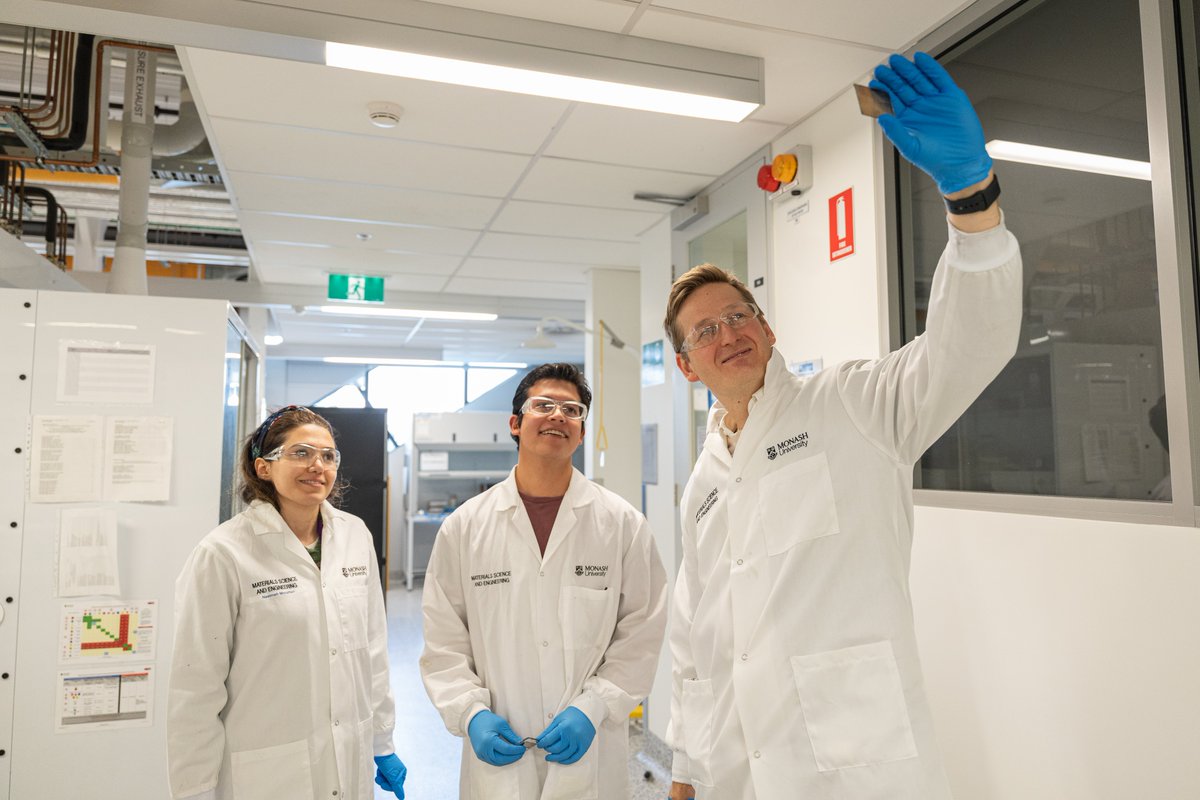 A group led by Professor @JacekJasieniak, in partnership with @CSIRO, is developing windows that generate solar electricity using semi-transparent solar cells made from metal halide perovskites. They're #EurekaPrizes finalists for Innovative Use of Technology.
