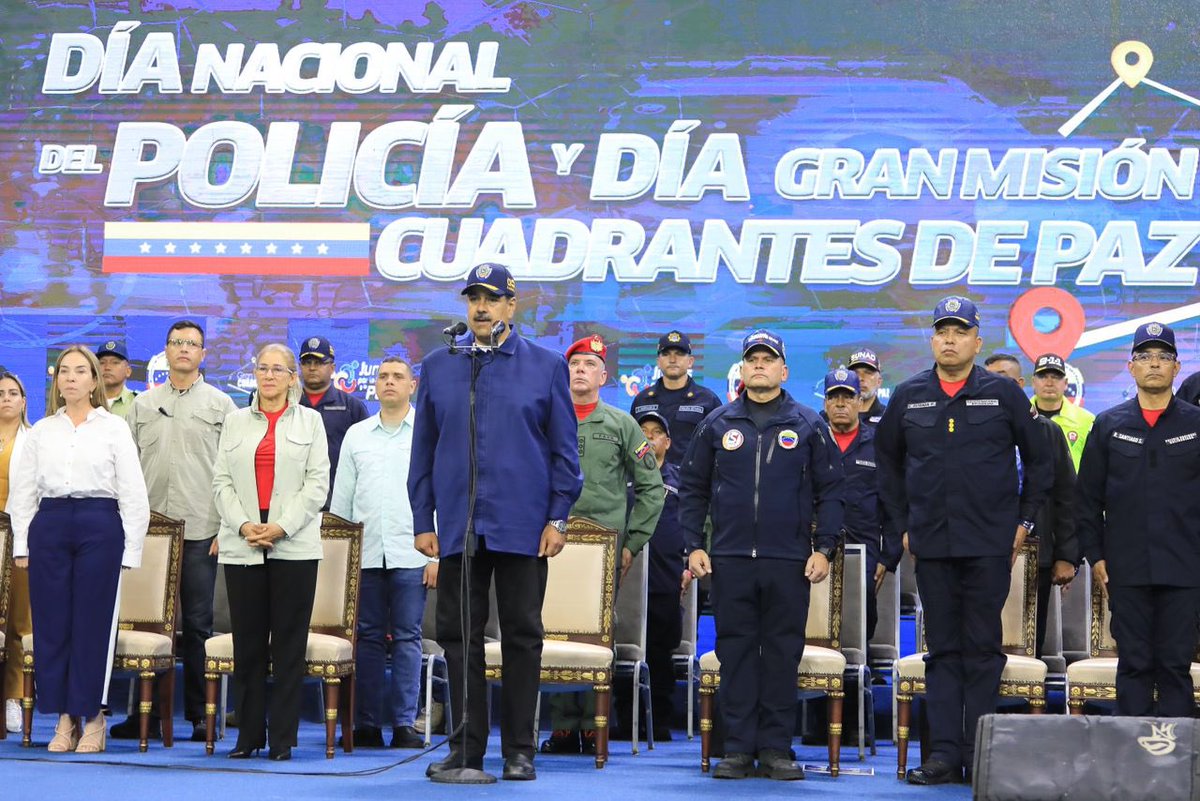 Derecho_paz's tweet photo. Hoy acompañamos a nuestro Pdte. @NicolasMaduro y Vpdte. Sectorial A/J @CeballosIchaso1 , a los actos con motivo al Día Nacional del Policía y Día de la Gran Misión Cuadrantes de Paz, efectuado en los espacios del Poliedro de Caracas. #CuadrantesPorLaVidaYLaPaz https://t.co/bGYrDYxnw8