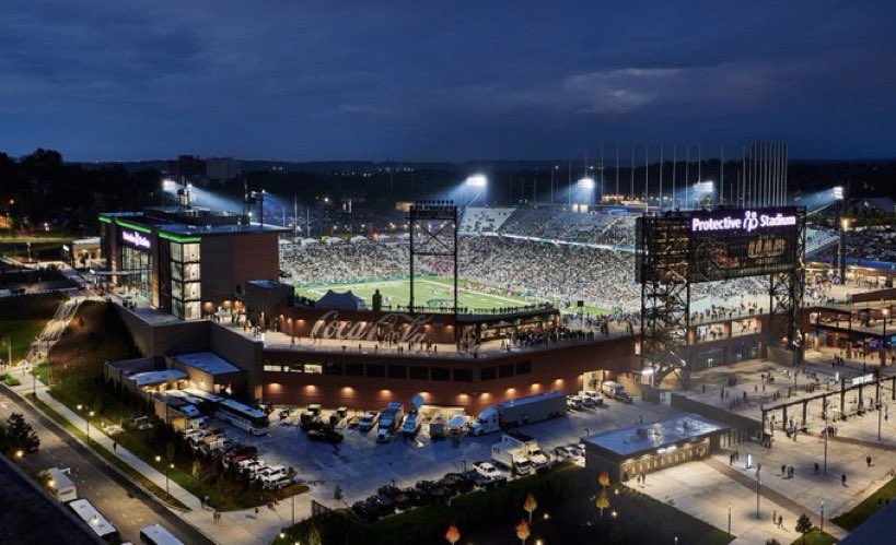 cfbcampustour's tweet image. Thanks to everyone who voted &amp;amp; made this G5 stadium tournament so much fun. We did this last year but the #CFBTwitter participation was nowhere near this level. Lots of great G5 stadiums across the country. Make sure to visit some of them this Fall &amp;amp; we’ll vote again next year✌️