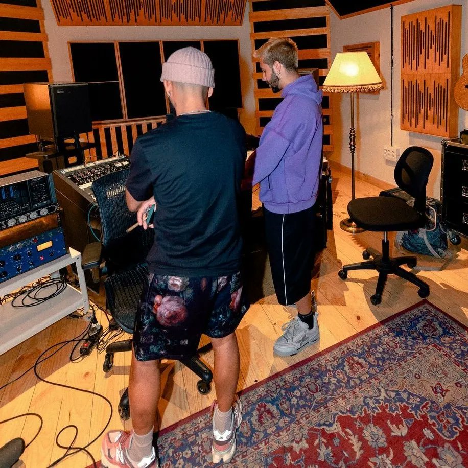 NationArcangel's tweet photo. LaMa' Junto a Morita en el studio🔥
¿Será que Austin hará parte de próximo álbum de @_morapr o @_morapr participará en SE&amp;+M o ambos en cada álbum? 👀 https://t.co/4SLF3nYDjE