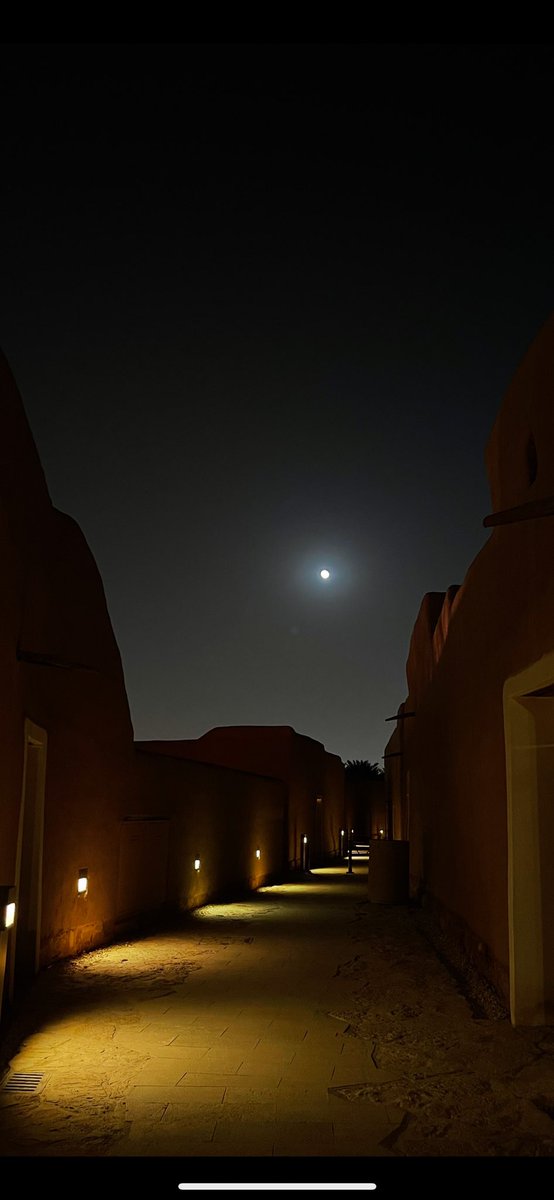 للمساء جفنٍ يرف وللقلوب أومايّه
يالله بصبحٍ يبشر كل طرفٍ غافي

من لدنك اعقل ركايب نفسي الغوايّه
وأغسل قلبي من الدنيا وأغسل اطرافي

لاقطعت اخر فصول الليلة السرايّه
جعلني ما اقصر قدم رجلي عشان لحافي