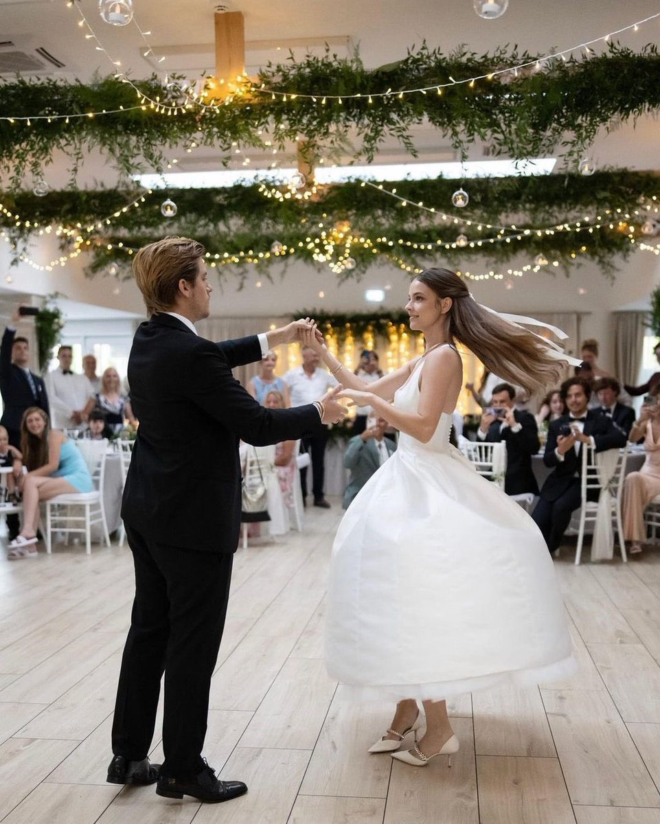 CelesteOsort1's tweet photo. Bárbara Palvin se casó después de que estuvo 6 años soltera porque nadie cumplía sus expectativas, Dylan la invitó a salir y tardó 6 meses en decirle que sí y desde entonces él ha hecho hasta lo imposible por hacerla feliz… estoy llorando la vdd https://t.co/U2wovgESNK
