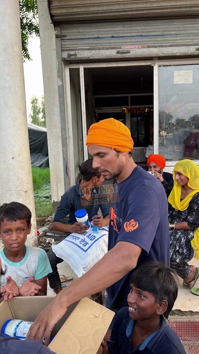 dailypostpunjab's tweet photo. ਪੰਜਾਬ 'ਚ ਹੜ੍ਹ ਪੀੜਤਾਂ ਦੀ ਮਦਦ ਲਈ ਅੱਗੇ ਆਏ ਬਾਲੀਵੁੱਡ ਅਦਾਕਾਰ ਰਣਦੀਪ ਹੁੱਡਾ
ਲੋੜਵੰਦਾਂ ਨੂੰ ਖਾਣ-ਪੀਣ ਦਾ ਤੇ ਹੋਰ ਜ਼ਰੂਰੀ ਸਮਾਨ ਵੰਡਿਆ
#BollywoodActor #RandeepHooda #CameForward #Help #FloodVictims #Punjab
#Distributed #Food #Other #EssentialItems #GalleryPics #Dailypostpunjabi #Dailypost https://t.co/hCX8wkryqZ
