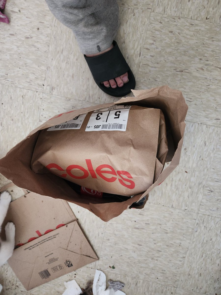 michaelpearson2's tweet photo. @Coles really these bags are funking shit they ripped usless and im not the only person who thinks these bags are shit usless coles are bags are shit https://t.co/l3YQL7mLwK