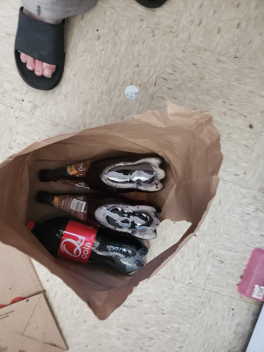 michaelpearson2's tweet photo. @Coles really these bags are funking shit they ripped usless and im not the only person who thinks these bags are shit usless coles are bags are shit https://t.co/l3YQL7mLwK
