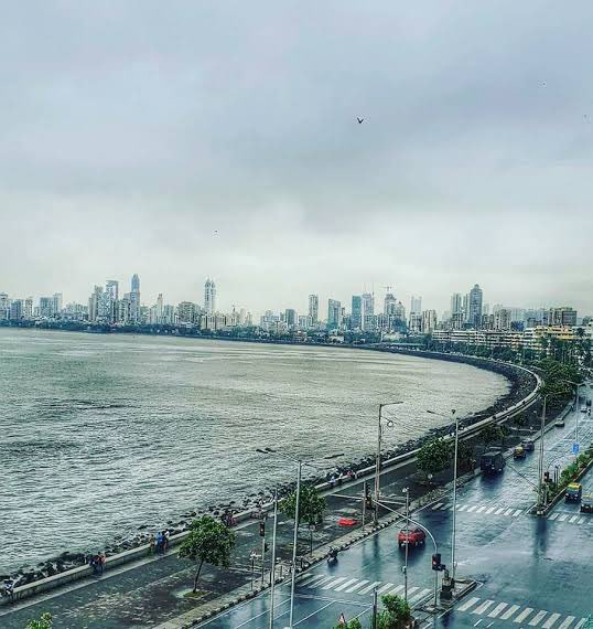 PrakshiSakaria's tweet photo. Making my way through the downpour and dodging puddles like a pro! 🌧️💪 #MumbaiRains #CollegeCommute #RainyDays #travelling 
@vasudha_agni @_nainikaaa__ https://t.co/cJGE0lskp7