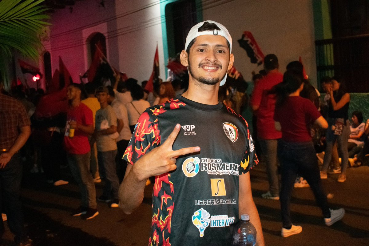 Comunidad universitaria de la Bicentenaria, a través del Centenario Movimiento Estudiantil @CUUN1914, realizaron vigilia en saludos al 44 aniversario de nuestra Revolución Popular Sandinista.
 #4419SiempreVictoriosos