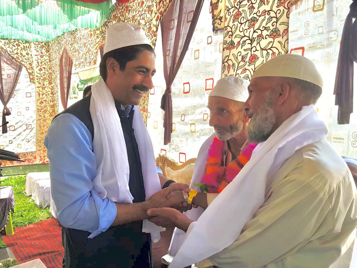 RisingKashmir's tweet image. #DCAnantnag welcomes #firstbatch of #Hajis

@AnantnagDIPRC
@DCAnantnag

risingkashmir.com/dc-anantnag-we…