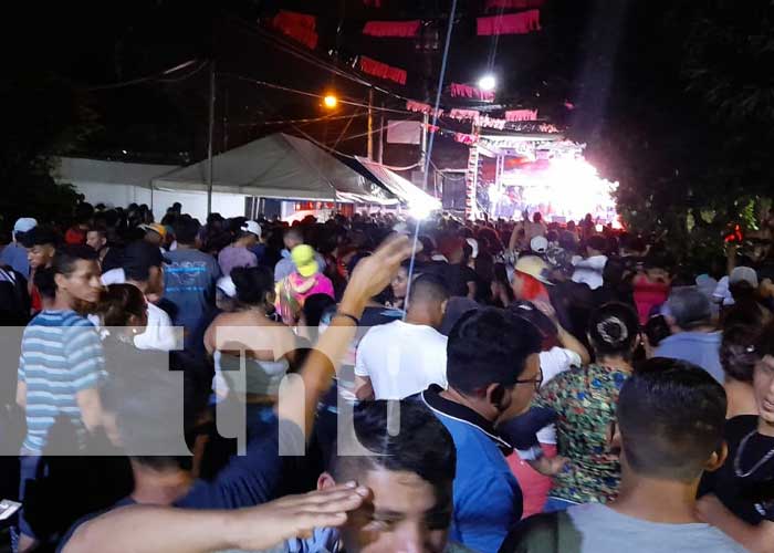 Familias de diversos barrios capitalinos se dan cita en la calle principal de San Judas para celebrar la vigilia, previo al 19 de Julio, día en que se celebra el triunfo de la Revolución Popular Sandinista.

#Nicaragua #AHORA