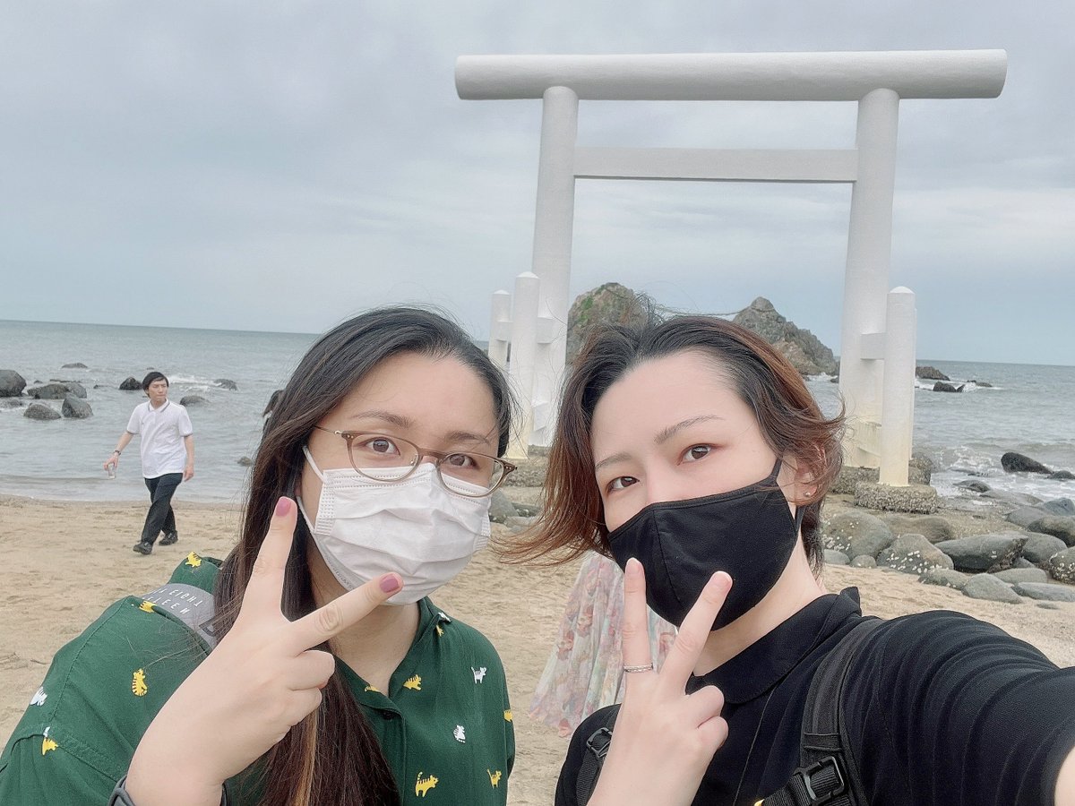 t0myuma's tweet photo. 上げ損なってたけどこれは一枚目が二見ヶ浦で風で髪の毛がぐちゃって笑ってしまったやつ、2枚目が風向きに気をつけて撮り直したやつ
3枚目は陽が暮れて他にほとんど人がいなくなったビーチのヤシの木ブランコではしゃぐ私
4枚目は人生で二〜三度目ましてくらいの夕飯の資さんうどん #ymtrip https://t.co/jebzvubbvX