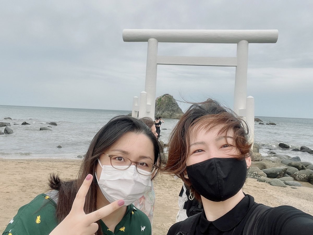 t0myuma's tweet photo. 上げ損なってたけどこれは一枚目が二見ヶ浦で風で髪の毛がぐちゃって笑ってしまったやつ、2枚目が風向きに気をつけて撮り直したやつ
3枚目は陽が暮れて他にほとんど人がいなくなったビーチのヤシの木ブランコではしゃぐ私
4枚目は人生で二〜三度目ましてくらいの夕飯の資さんうどん #ymtrip https://t.co/jebzvubbvX