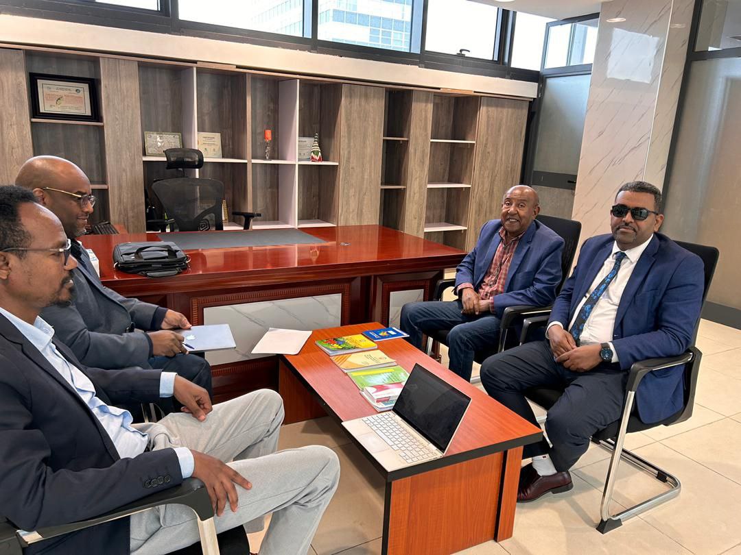 forum_fss's tweet photo. The #ACRC A.A research team met with the leadership team of the Ethiopian Cities Association (ECA) and discussed avenues for collaboration and research uptake. The teams agreed to work towards the signing of a MU. @AfricanCities @CitiesEthiopian #ACRCAddis #ResearchCooperation https://t.co/fvtc0TeqmM