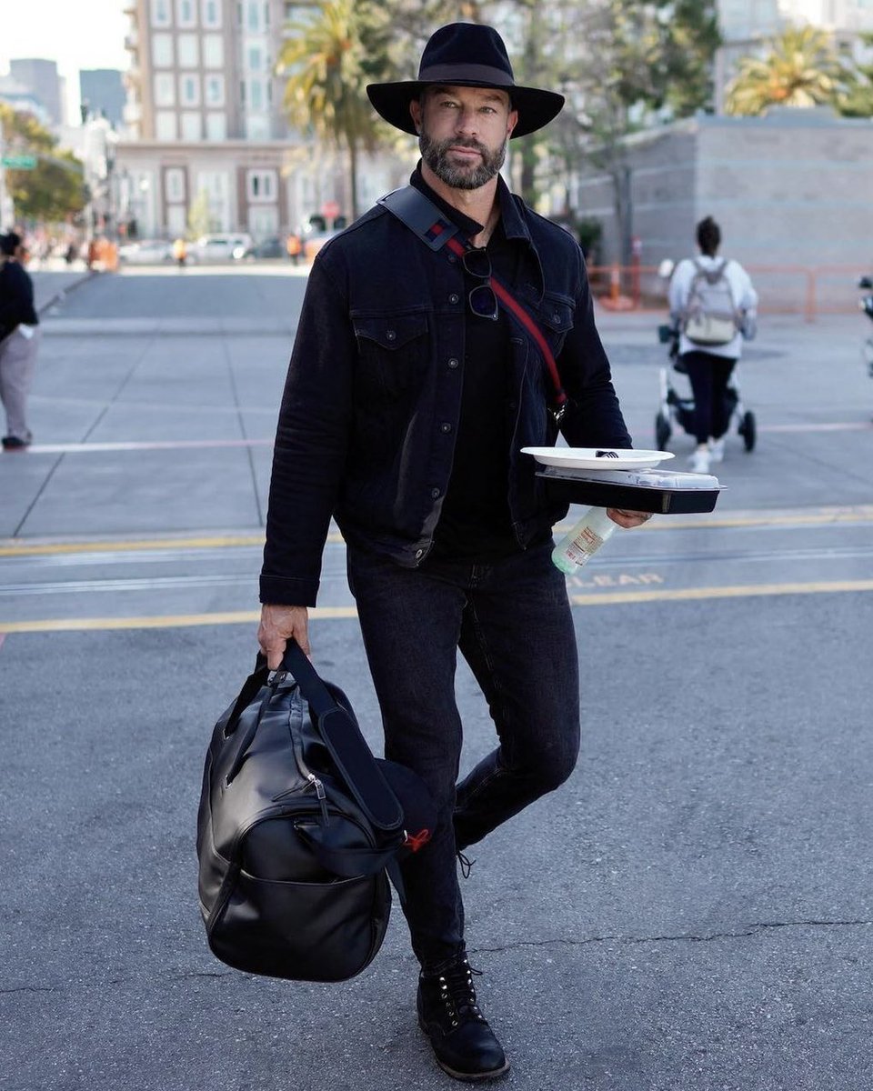 It is possible to be a San Francisco Giants fan and NOT like gabe Kapler. 

Stop questioning my fandom cuz I don’t dick ride this fool &amp; I won’t question your obvious shitty taste in managers