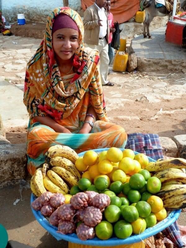 Good morning from the stunning Hararghe, Ethiopia!
#beautifulgirl #marketday #streetmarket #fruitsbasket #experiencebetter #VisitEthiopia 
@visiteth251 @1EthiopiaTekdem @Derragodo @sitty_mu @KiyaEthiopia @SmartEthiopians @lonelyplanet @TravelLeisure @NatGeoTravel @GuardianTravel