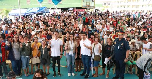 1Bataan's tweet image. Samal Mayor Alex Acuzar thanked Senator Imee R. Marcos  for the cash aid distributed to Samal beneficiaries on Sunday. | BUTCH GUNIO
#AICS #ImeeMarcos #Samal #FinancialAssistance #DSWD #1bataan