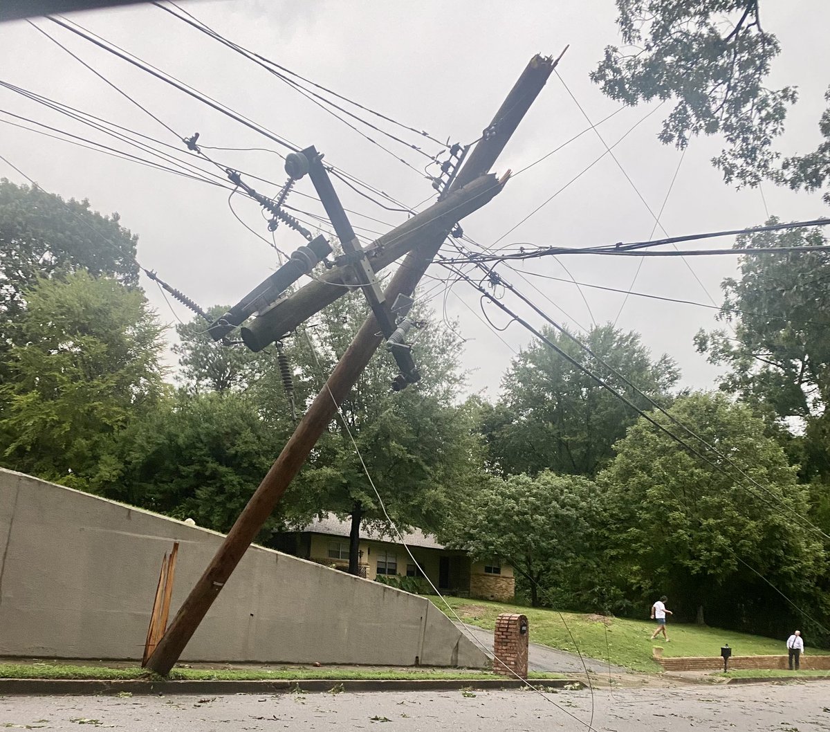 MissWMiller's tweet photo. @WMCActionNews5  and @MLGW live wires down at White Station and Meadowcrest and Coke and Winton https://t.co/S0m3LFl0PN
