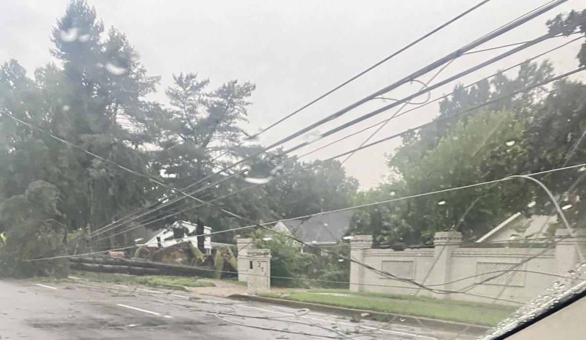 MissWMiller's tweet photo. @WMCActionNews5  and @MLGW live wires down at White Station and Meadowcrest and Coke and Winton https://t.co/S0m3LFl0PN