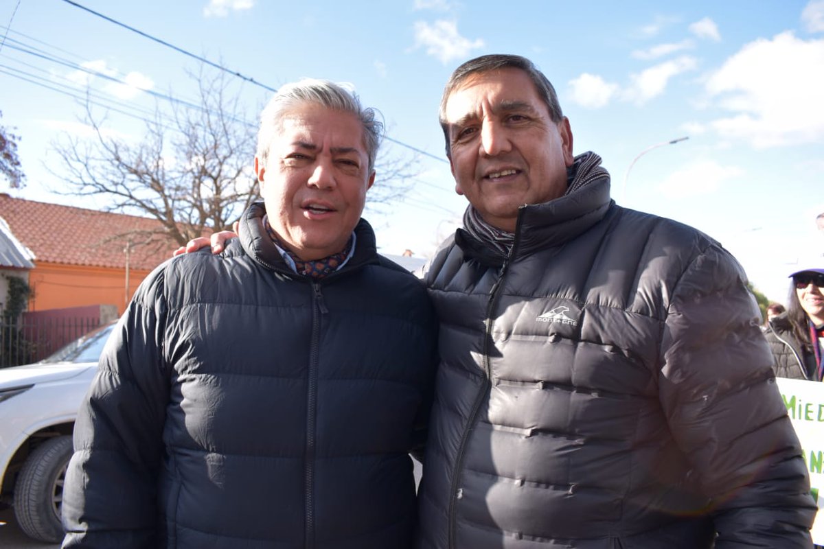 FGNeuquen's tweet photo. Hermosa actividad en Plaza Huincul junto a @Rolo_Figueroa @soledezapala @bertoldi_tanya acompañando a #ClaudioLarraza Intendente #RamonLecaro Concejal y un gran equipo. A pocos días del 23 de julio, que va a cambiar el destino de la ciudad
#Lista41
#LecaroLeSumaALarraza https://t.co/0j8xsnV1si