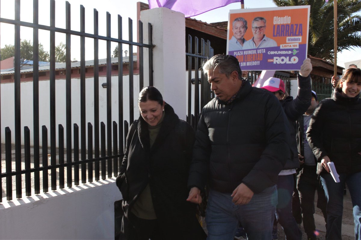 FGNeuquen's tweet photo. Hermosa actividad en Plaza Huincul junto a @Rolo_Figueroa @soledezapala @bertoldi_tanya acompañando a #ClaudioLarraza Intendente #RamonLecaro Concejal y un gran equipo. A pocos días del 23 de julio, que va a cambiar el destino de la ciudad
#Lista41
#LecaroLeSumaALarraza https://t.co/0j8xsnV1si
