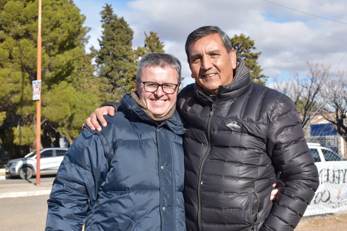 FGNeuquen's tweet photo. Hermosa actividad en Plaza Huincul junto a @Rolo_Figueroa @soledezapala @bertoldi_tanya acompañando a #ClaudioLarraza Intendente #RamonLecaro Concejal y un gran equipo. A pocos días del 23 de julio, que va a cambiar el destino de la ciudad
#Lista41
#LecaroLeSumaALarraza https://t.co/0j8xsnV1si