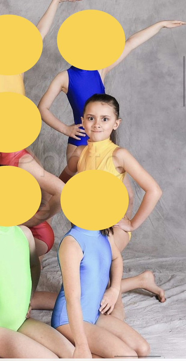 lyzamaryeme's tweet photo. Quand ta fille décide de niaiser sur sa photo de groupe de danse 😅🤯🥴 #caliss https://t.co/eRWc65a5sL