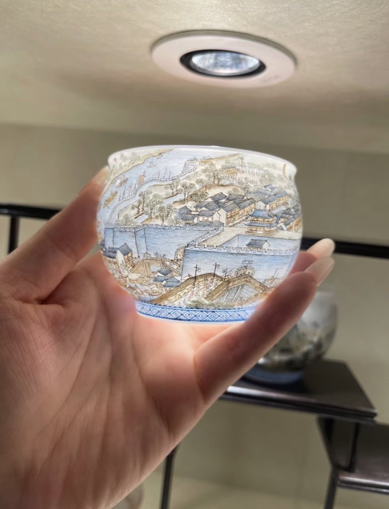 I received an ultra-thin ice porcelain cup from my friend.🎁🎁It's so beautiful.