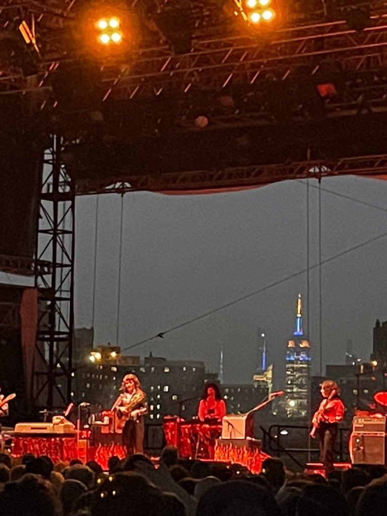 Jenny Lewis playing while the Empire State Building is orange and blue Knicks championship confirmed I’ve connected the dots https://t.co/uwwoWZHWx9
