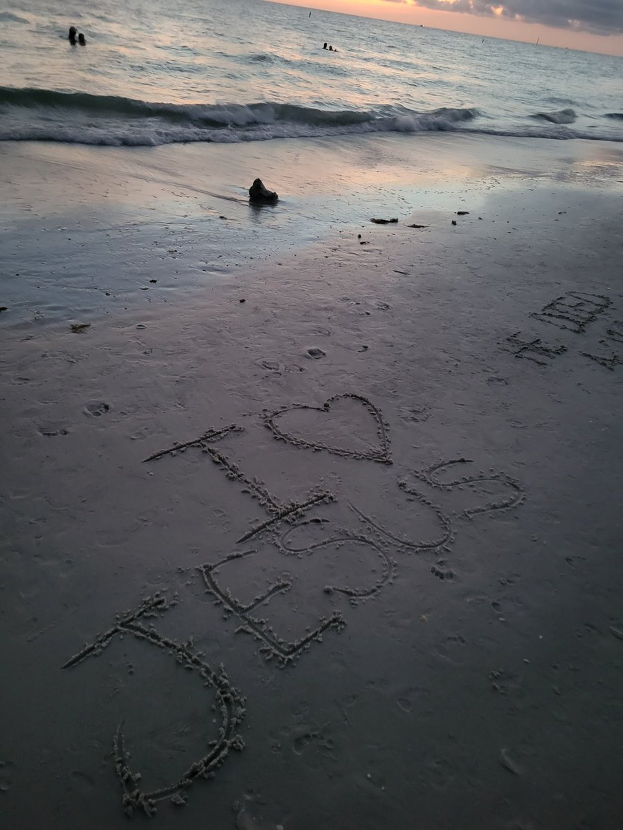 Jesus said to be the light in this dark world,  as we watched the sunset on the beach tonight,  my kids starting writing scripture in the sand , then all a sudden people started joining in and adding on ✝️🙏🌟 #Jesuslovesyou #Jesusdiedforyou #Heiscomingback #John3:16
#Romans10:9