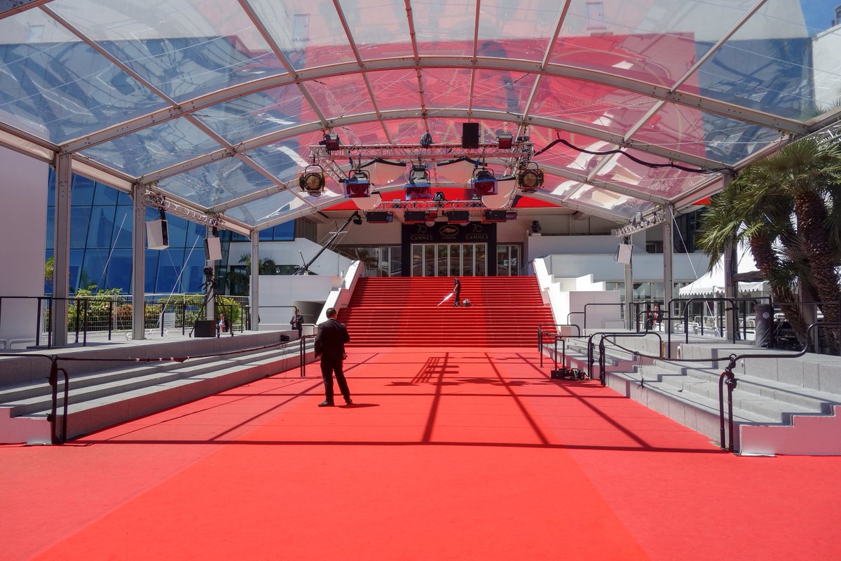 watchpopflick's tweet image. We knew stars would be a no-show, but film festivals like @la_Biennale and @TIFF_NET are setting up alternative programming in case US studios and distributors decide to pull their films from the events and delay premieres. #DoubleStrike’s effects will keep surprising us.