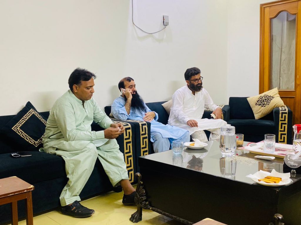 Khalid_Naik_'s tweet photo. خالد نیک گجر امیدوار این اے 127 کے ہمراہ حافظ عاصم چوھدری - حافظ عبداللہ گجر - حافظ عبدالوھاب گجر کے ساتھ برانڈرتھ روڈ کے صدر بِلا بٹ کی ملاقات اور سیاسی معاملات پر گفتگو.
.
#NA127Candidate #KhalidNaikGujjar #MeetingWithPresident #PoliticalDiscussions #CampaignTrail #Election2023 https://t.co/6JApKV1jOR